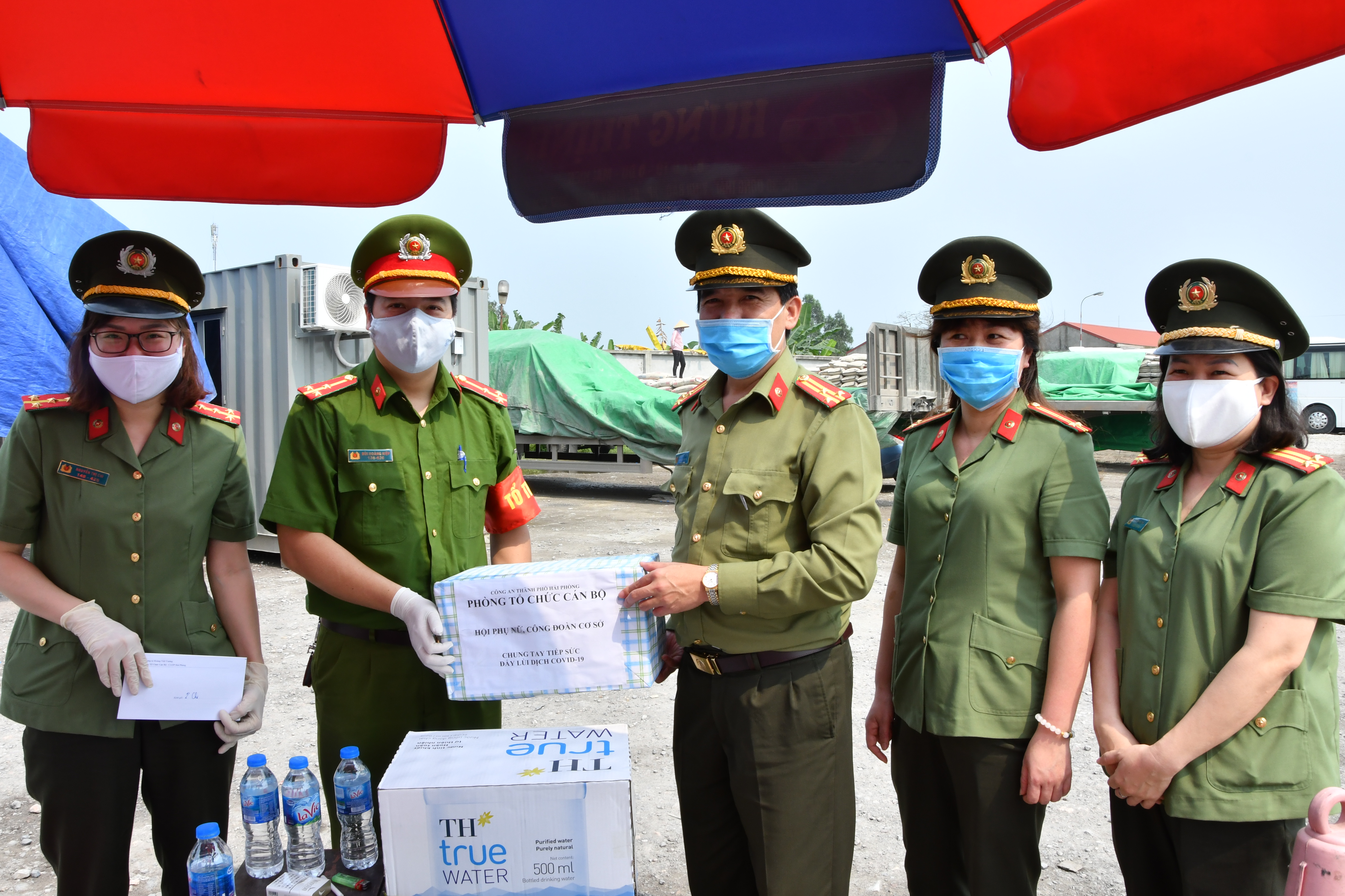 Phòng Tổ chức cán bộ CATP:  Thăm hỏi, tặng quà thân nhân cán bộ chiến sỹ và chiến sỹ  tham gia chốt phòng chống, dịch bệnh